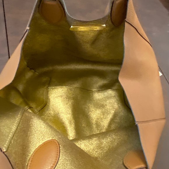 Michael Kors Reversible Handbag w/ Removal Matching Wristlet (inside) - Picture 6 of 9